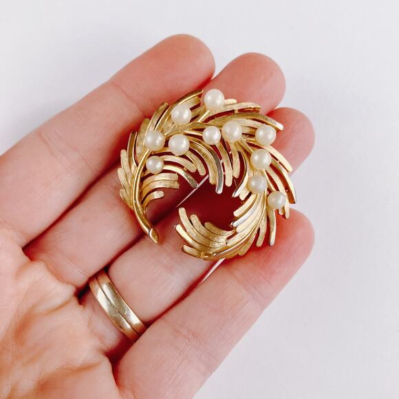 VTG Signed Trifari Brooch Mid Century Gold Tone Faux Pearl Swirl Leaf 1950s - Picture 3 of 11